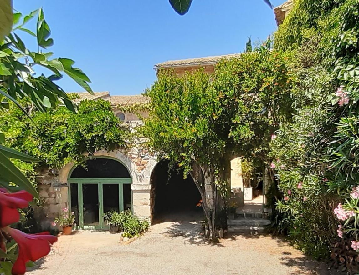 Mas Luis Alvarez La Capelle-et-Masmolene Εξωτερικό φωτογραφία